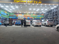 فني يقوم بتغيير زيت محرك السيارة.