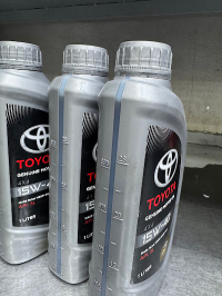 معدات وأدوات صيانة السيارات مرتبة ونظيفة.