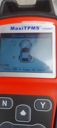 كهربائي سيارات يقوم بفحص نظام الأسلاك.