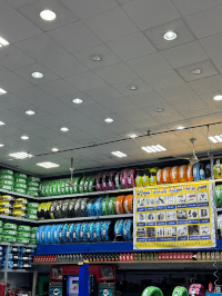 منطقة تخزين كفرات منظمة داخل المركز.