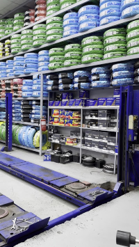 فحص دقيق لجودة إطار السيارة قبل التركيب.