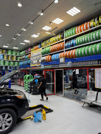 عرض لبعض أنواع زيوت السيارات المتوفرة.